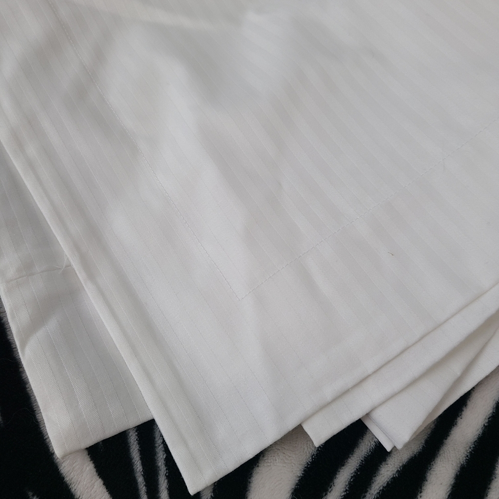 2 pillow shams with a zipper